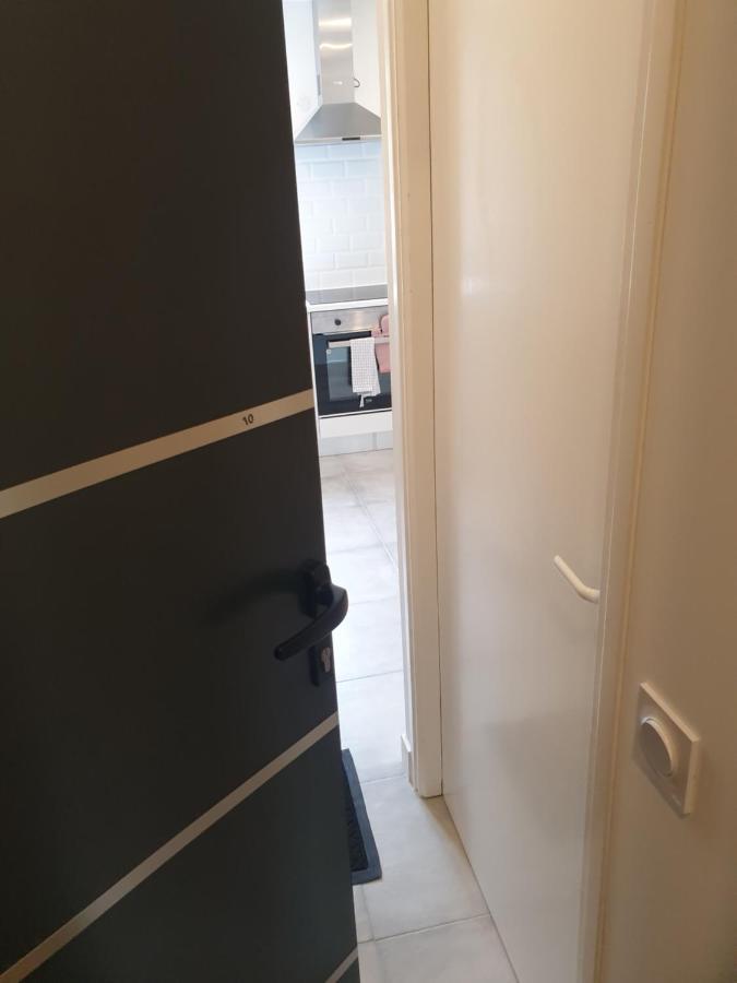 Appartements Renove 2023 Proche Aeroport 5Min, Gare Sncf 2 Min, Tramway Au Pied De L'Immeuble , Parking Possible, Renovated Apartments 2023 Near The Airport 5 Min, Train Station 2 Min, Tram Next To The Building 1 Min, Parking Possible Nice Pokoj fotografie